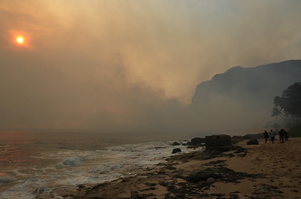 Large brush fires rage on Oahu’s Leeward coast