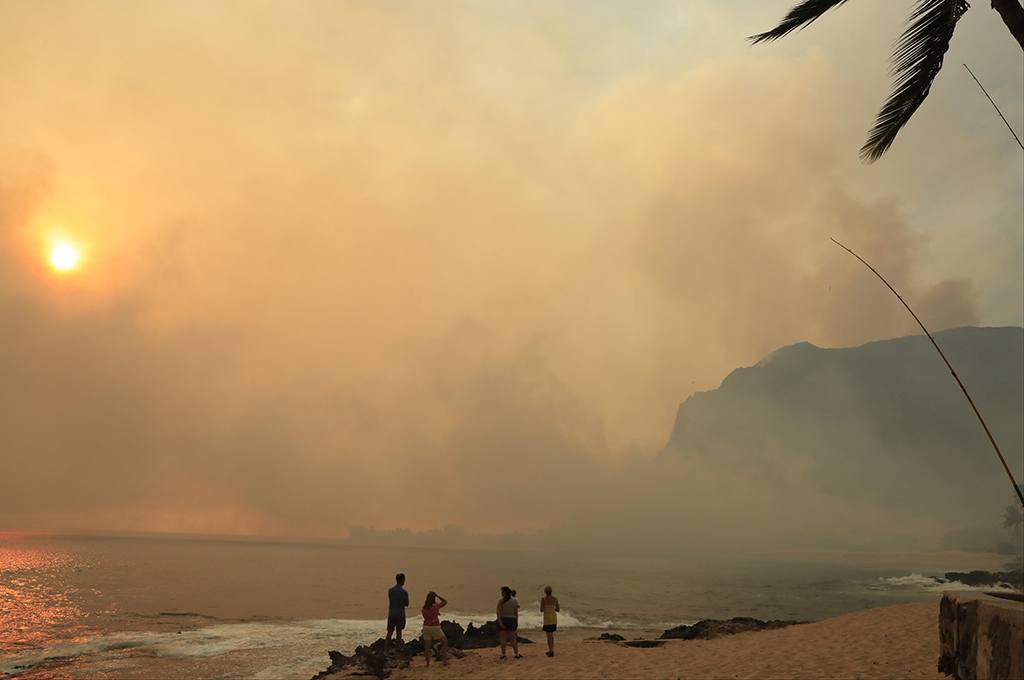 Large brush fires rage on Oahu’s Leeward coast