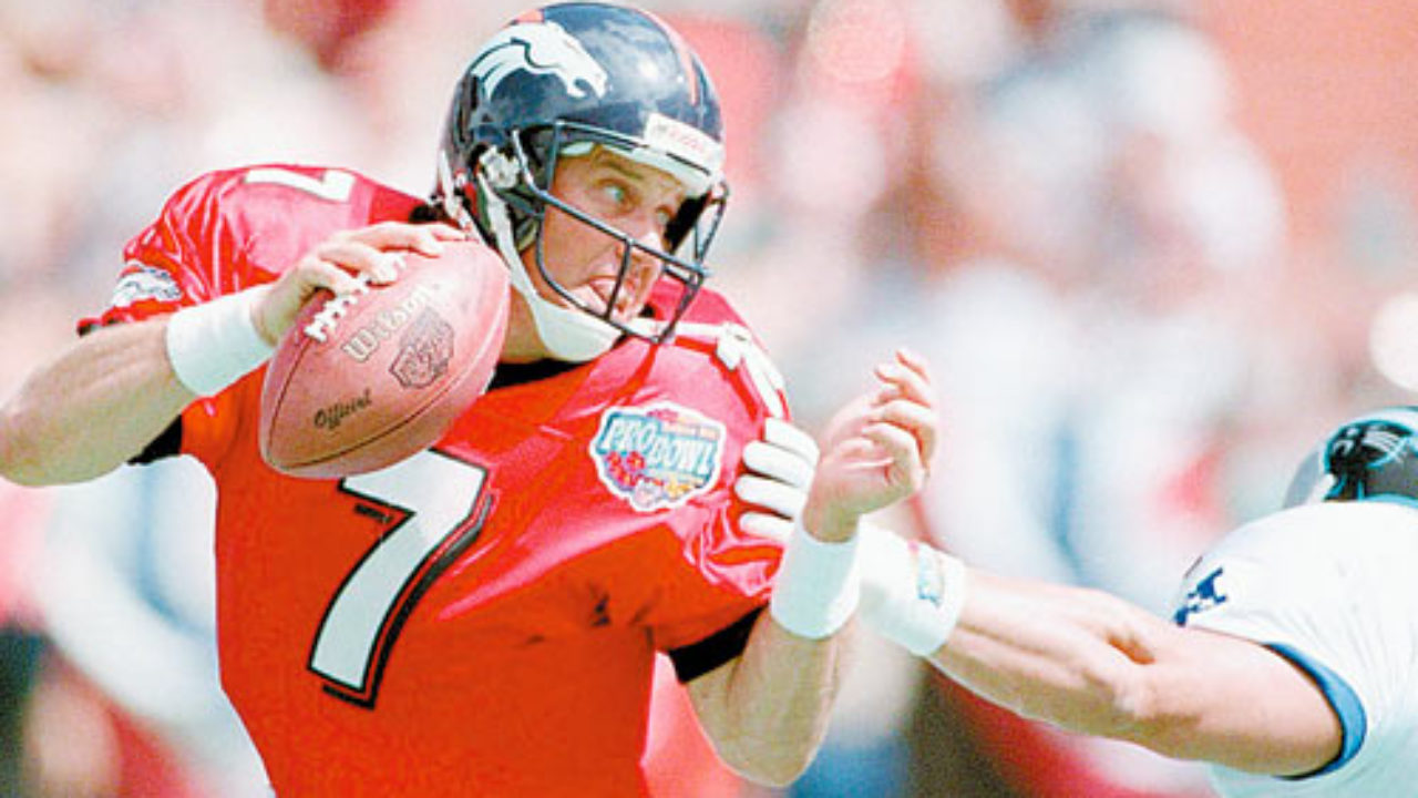 Baltimore Ravens' defensive tackle Haloti Ngata (92) runs the ball to the  Ravens' 7-yard-line after intercepting a pass from Tampa Bay Buccaneers'  quarterback Chris Simms during the second quarter at Raymond James