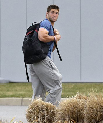 Tim Tebow Goes Shirtless in Hawaii!