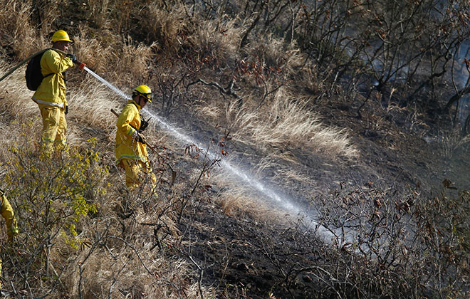 Fire crews extinguish blazes on Diamond Head and near H-1 | Honolulu ...