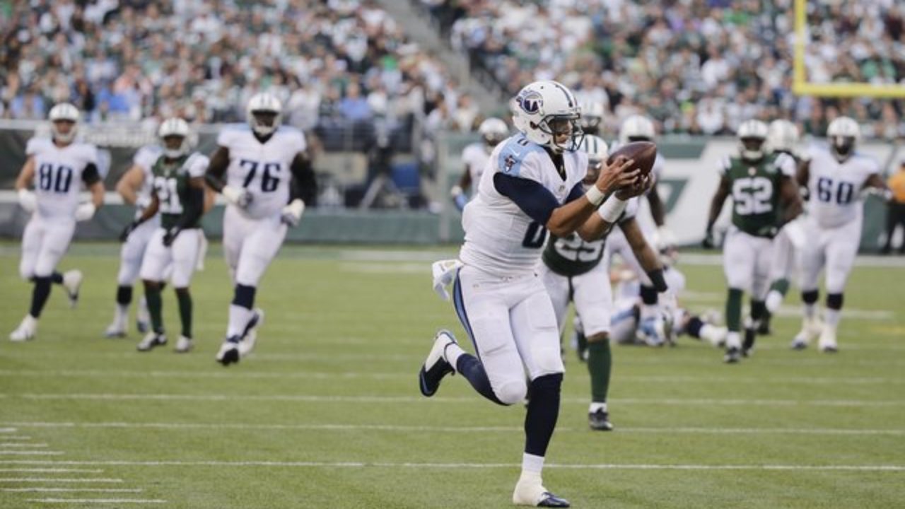 East Rutherford, New Jersey, USA. 13th Dec, 2015. Tennessee Titans  quarterback Marcus Mariota (8) in action prior to the NFL game between the Tennessee  Titans and the New York Jets at MetLife