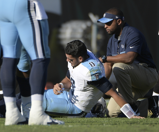 Marcus Mariota to have surgery for fractured right fibula