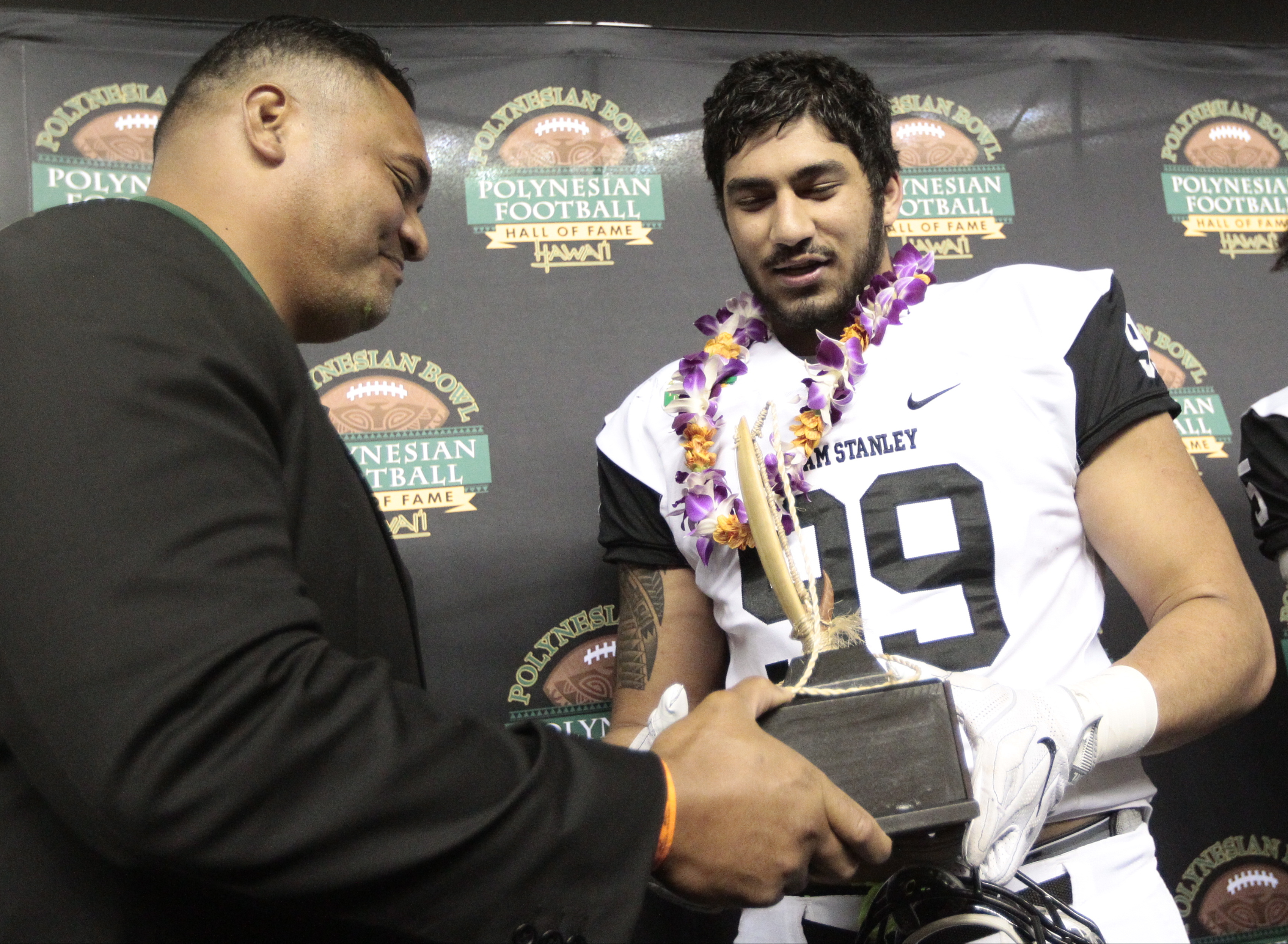 Maa Tanuvasa: Football Defensive End 