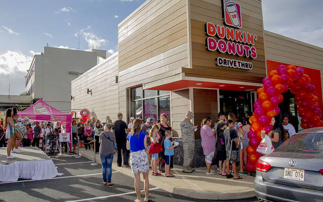 Hungry Crowd Celebrates Return Of Dunkin Donuts To Hawaii Honolulu Star Advertiser