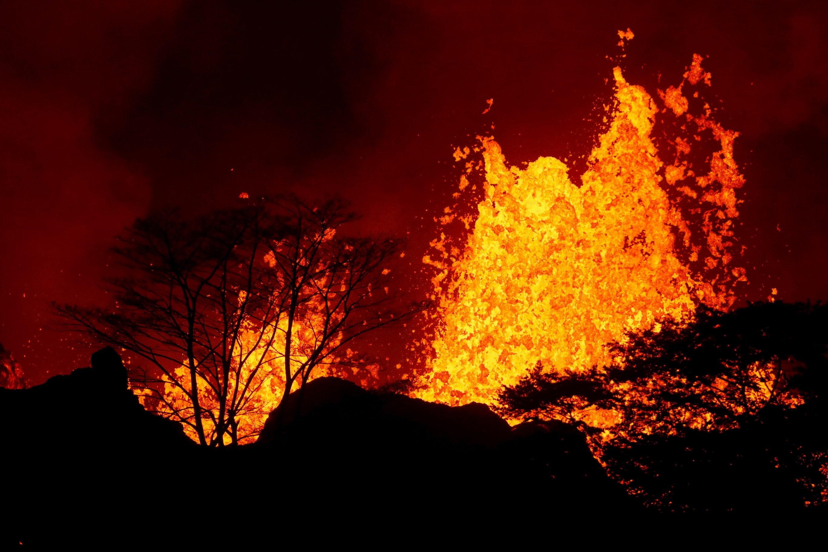 Лава горит. Man in Lava. Night Volcano Hawaii.