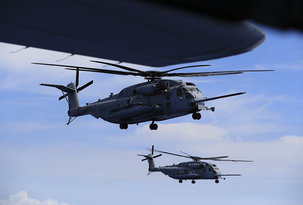 RIMPAC: Marine Corps KC-130J refuels 2 Super Stallion helicopters in ...