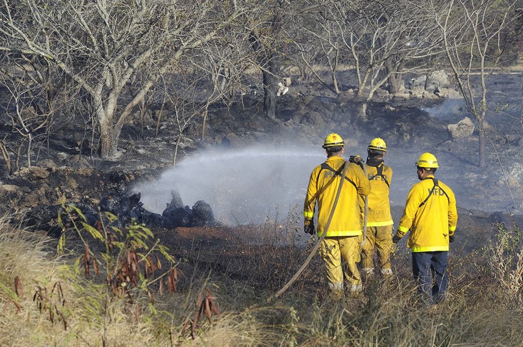 Crews Battle Large Brush Fire Near Kapolei Mall | Honolulu Star-Advertiser