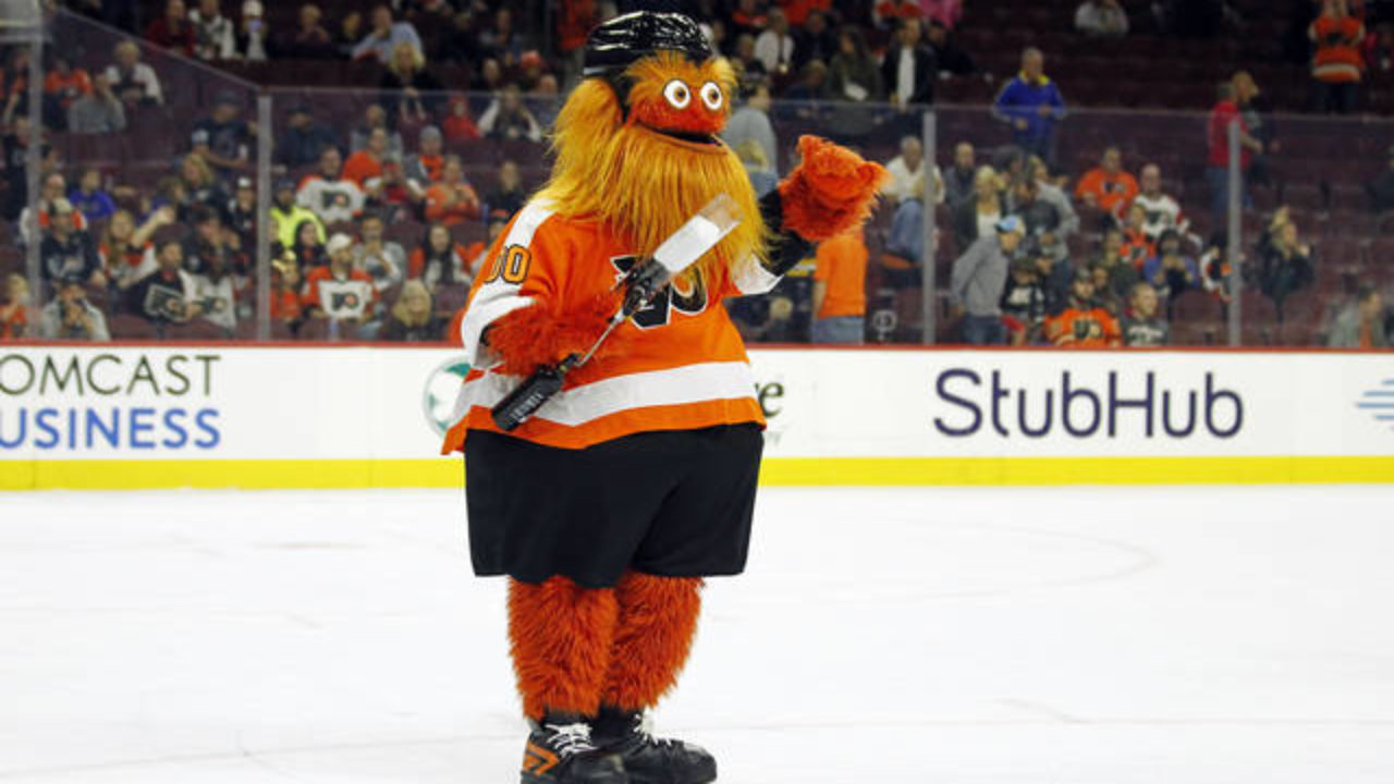 Flyers mascot Gritty makes surprise appearance at wedding