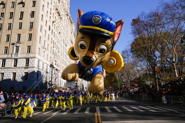 Despite Cold Balloons Fly At Macy S Thanksgiving Day Parade Honolulu Star Advertiser