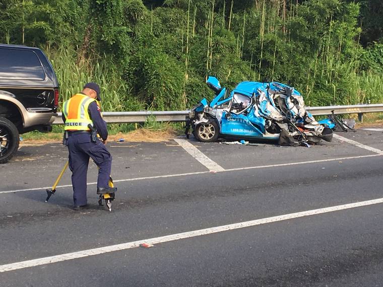 4 people hurt, one critically, in 11-vehicle accident on Likelike on ...