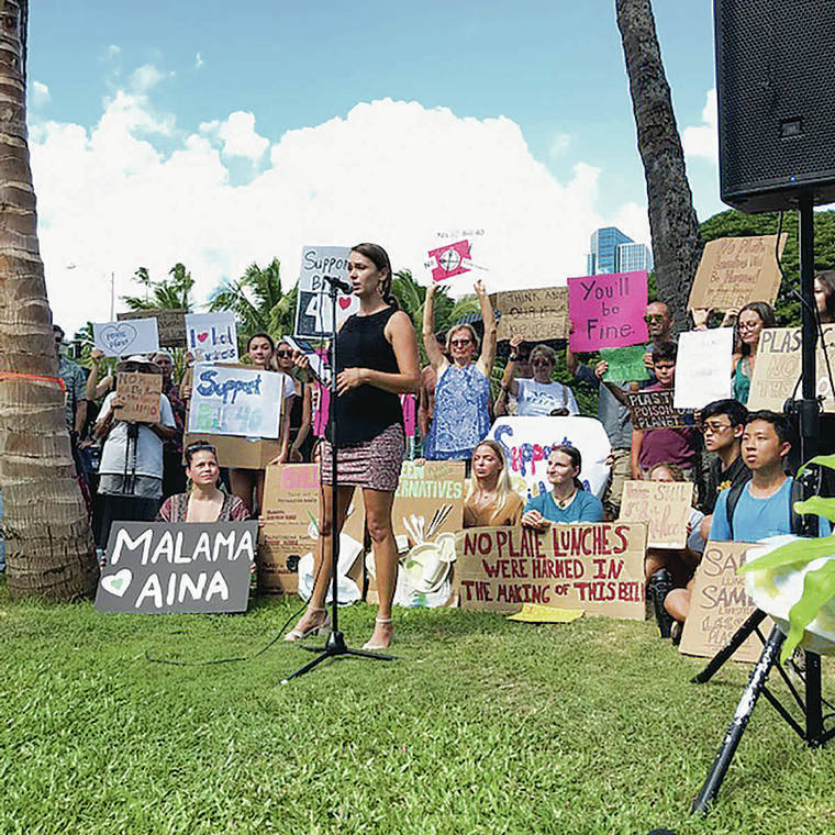 MINDY PENNYBACKER / MPENNYBACKER@STARADVERTISER.COM
                                Nicole Chatterson of Zero Waste O‘ahu spoke at Tuesday’s rally supporting Bill 40.