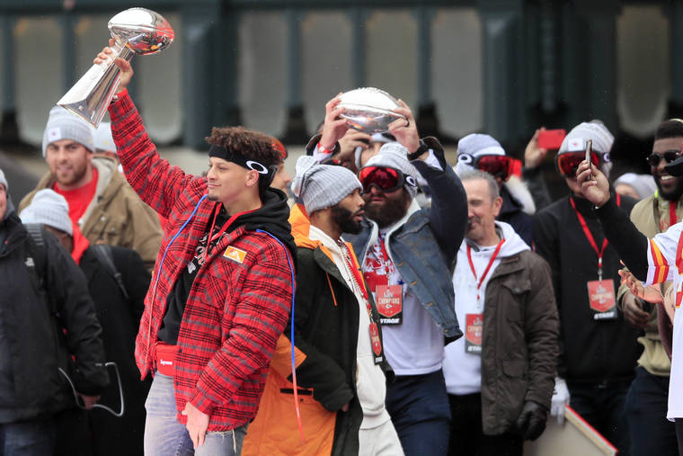 Chilly Chiefs fans turn out for Super Bowl victory parade - Los