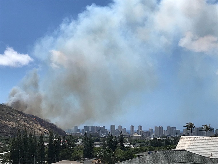 Honolulu Firefighters Battle Brush Fire Near University Of Hawaii At ...