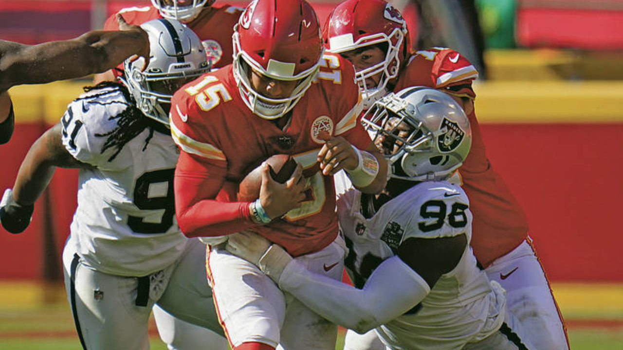 Carr helps Raiders snap Chiefs' 13-game win streak, 40-32 Mo Kansas City  Las Vegas Derek Carr Patrick Mahomes