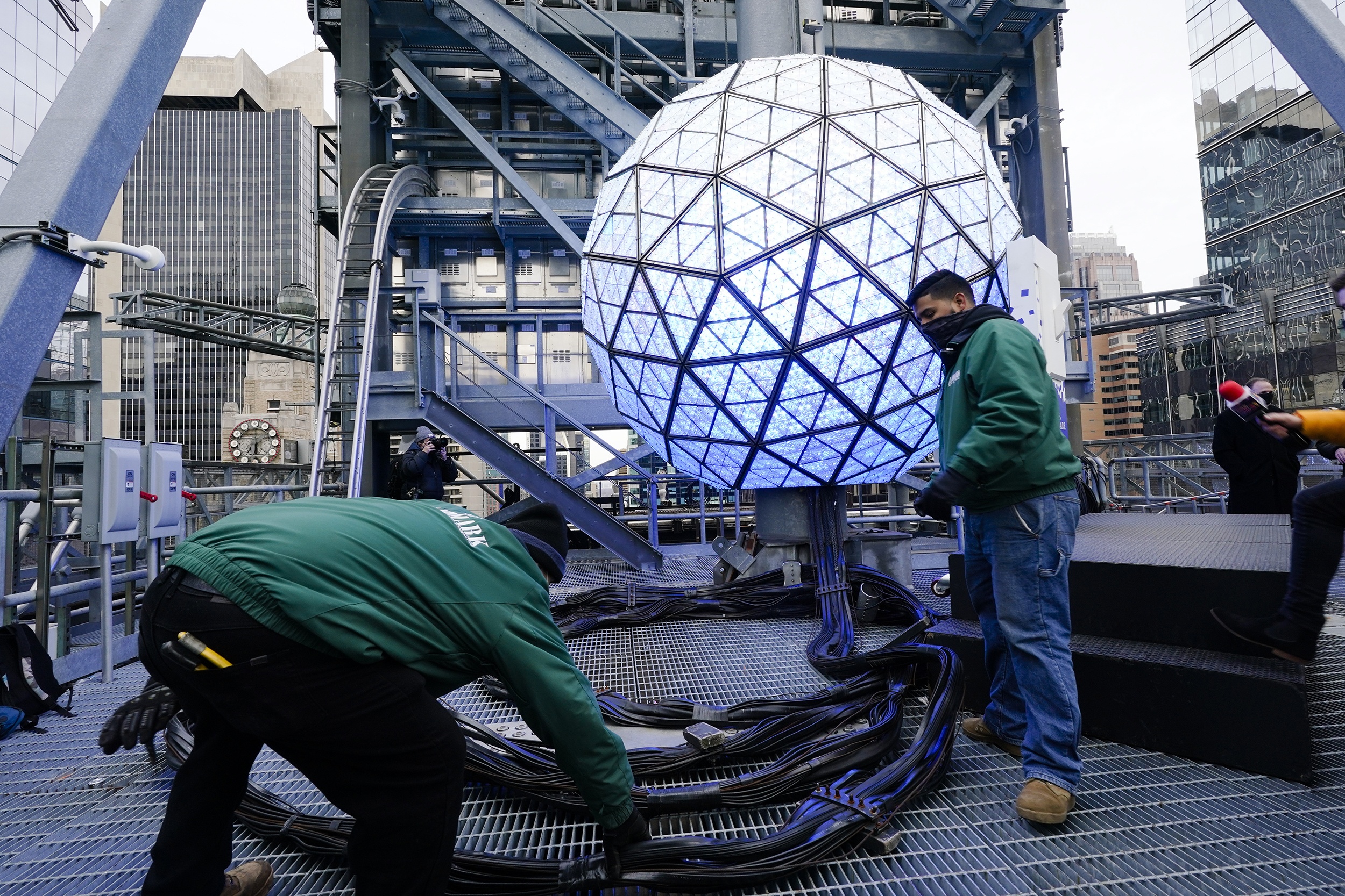 Bygd3yukabrh4m https www staradvertiser com 2020 12 30 photo gallery times square prepares for new years eve