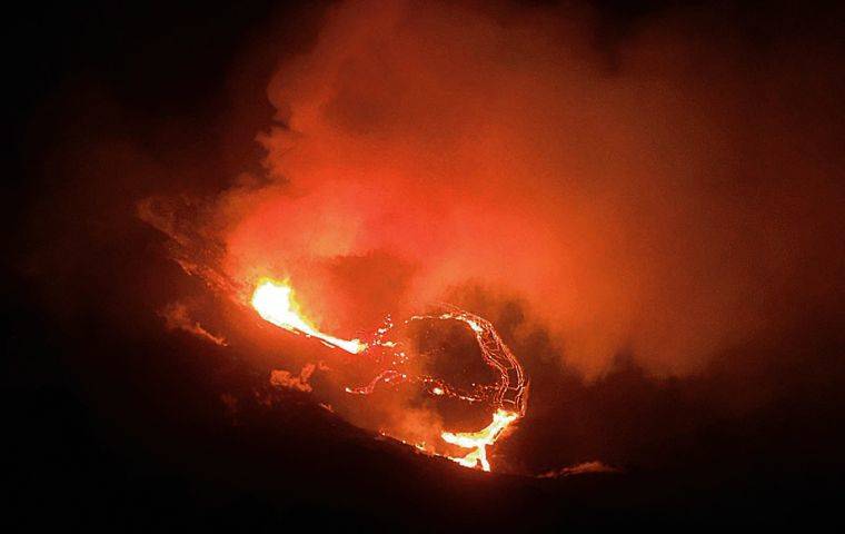 Lava flows again inside Halemaumau Crater atop Kilauea Volcano ...