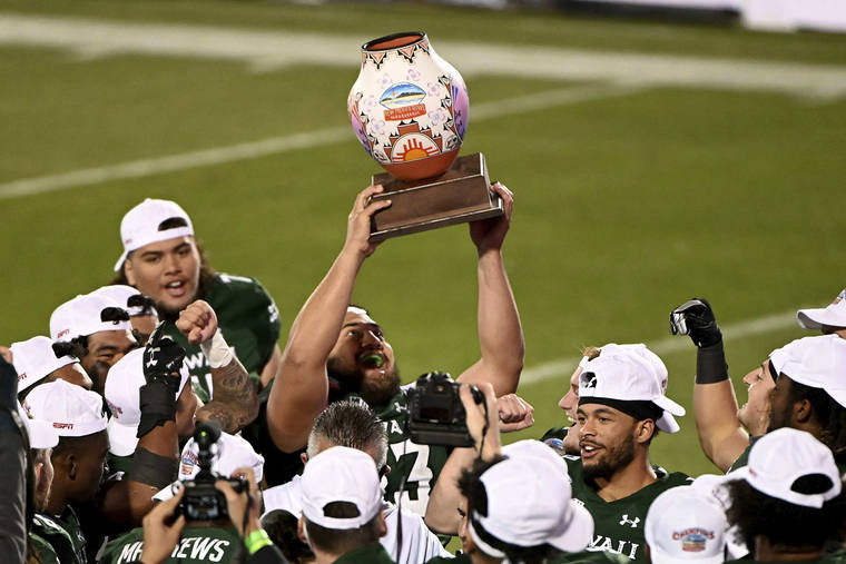 Hawaii caps off season with victory over Houston in New Mexico Bowl