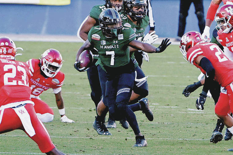 ASSOCIATED PRESS Hawaii running back Calvin Turner (7) looks for a running room through the Houston defense during the second quarter of the New Mexico Bowl NCAA college football game in Frisco, Texas on Dec. 24.  Turner today announced on Twitter that he will return to the Rainbow Warriors for the 2021 season.