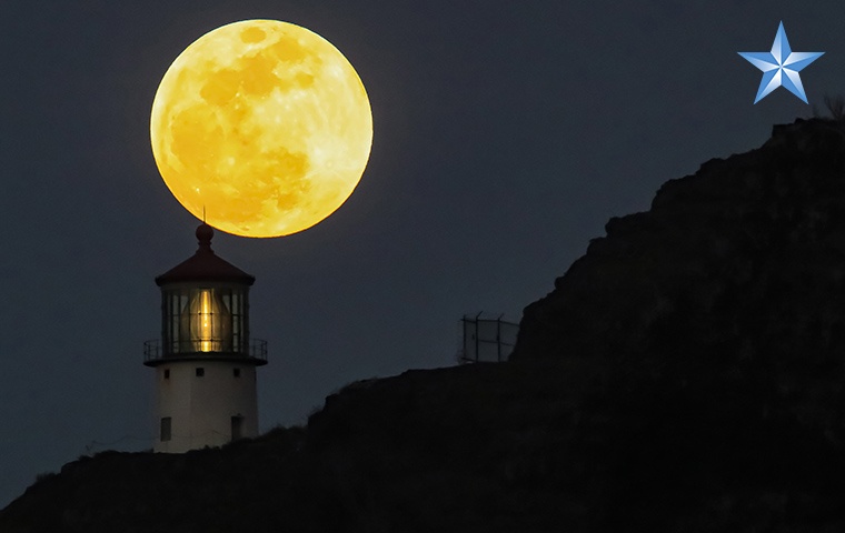 Super flower blood moon rises over Makapuu lighthouse ...