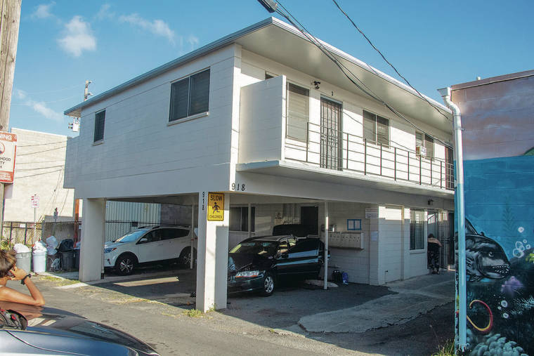 CRAIG T. KOJIMA / CKOJIMA@STARADVERTISER.COM
                                Dion Vincent Kitzmiller was shot by Honolulu police on Hikina Lane in Kalihi on Tuesday night. Pictured above is the area on Wednesday morning.