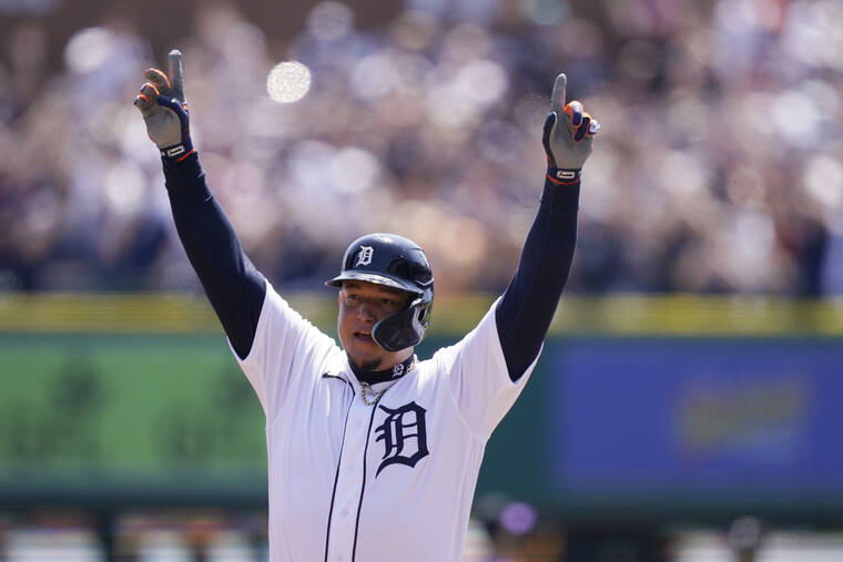 Fan presents 3,000th hit ball to A-Rod