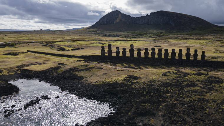 Nuevas estatuas moai encontradas en un lago seco en Isla de Pascua