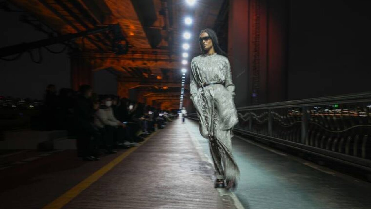Louis Vuitton Turns A South Korean Bridge Into A Massive Runway For Its  Pre-Fall Show