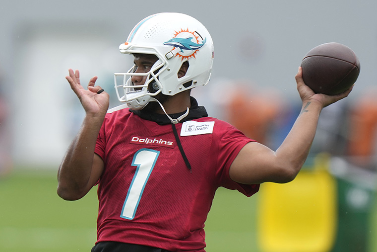 Miami. FL USA; Miami Dolphins quarterback Tua Tagovailoa (1) takes the  field during an NFL preseason game against the Las Vegas Raiders, Saturday,  Au Stock Photo - Alamy