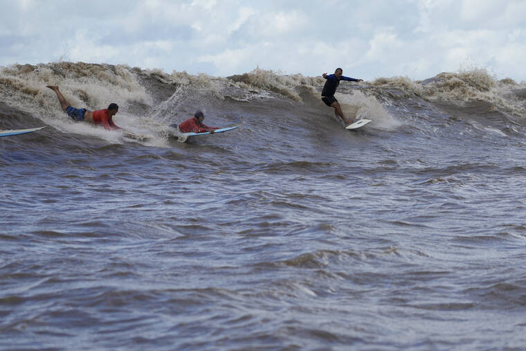 Surfistas pegam algumas das ondas mais duradouras do mundo na Amazônia