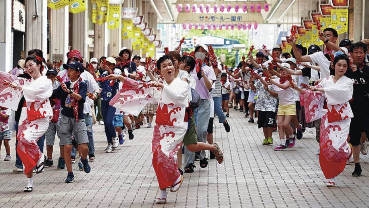 Department stores push <em>yukata</em> as online pandemic party