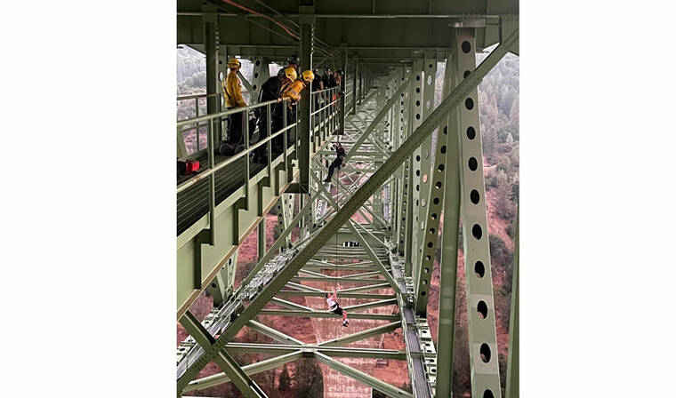 Teen rescued dangling from California’s tallest bridge – Honolulu Star-Advertiser