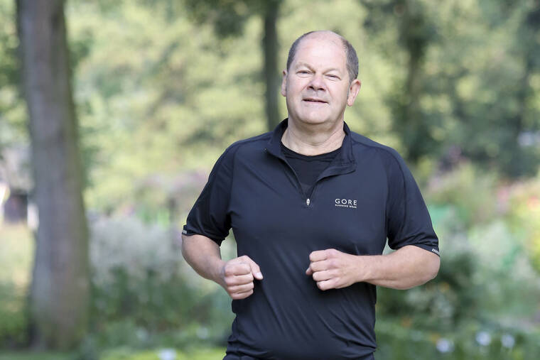 Bundeskanzler Olaf Scholz stürzt beim Joggen und verletzt sich im Gesicht