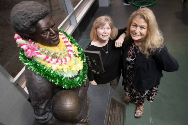 Sports writers Cindy Luis, Ann Miller included in UH’s Circle of Honor