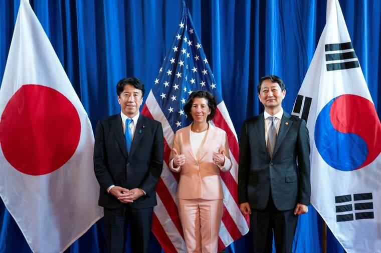 米国、日本、韓国、安全保障と経済促進のための戦略的協力の約束