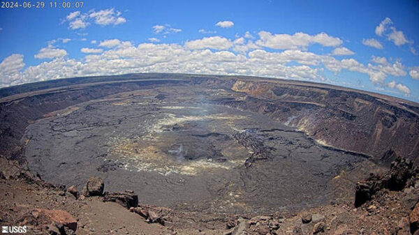 Kilauea not erupting despite hundreds of small quakes, scientists say