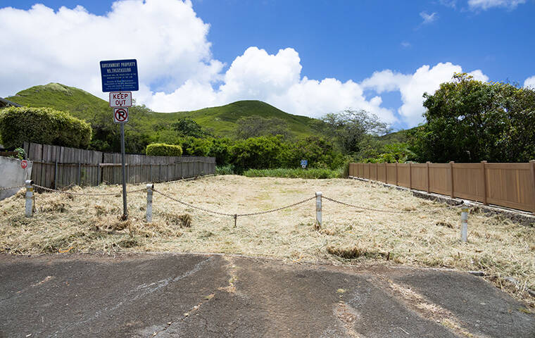 CRAIG T. KOJIMA / CKOJIMA@STARADVERTISER.COM
                                Some adjacent neighbors of the vacant 10-acre parcel in the Kalaheo Hillside area of Kailua, at top, previously have opposed development of housing on the site despite it being zoned for single-family housing. The city bought the property from Kaneohe Ranch in 1961 to provide land for an envisioned Kalaheo Elementary School.