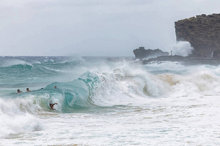 Hurricane Hone hits Big Island on its way