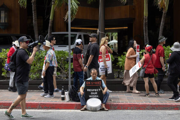 Union workers at 8 Hawaii hotels go on strike