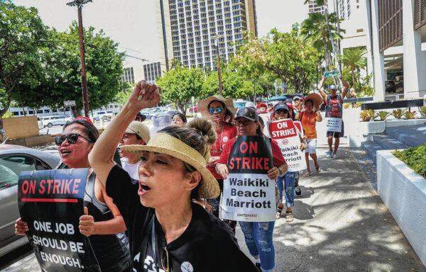 Hawaii hotels continue grappling with slump as strikers resume work