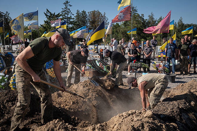 Ukrainian forces block Russian advance on key eastern town