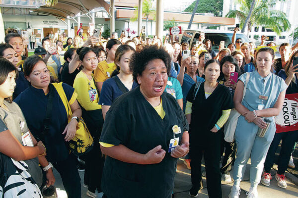 Kapi‘olani nurses show up to defy lockout, and are turned away