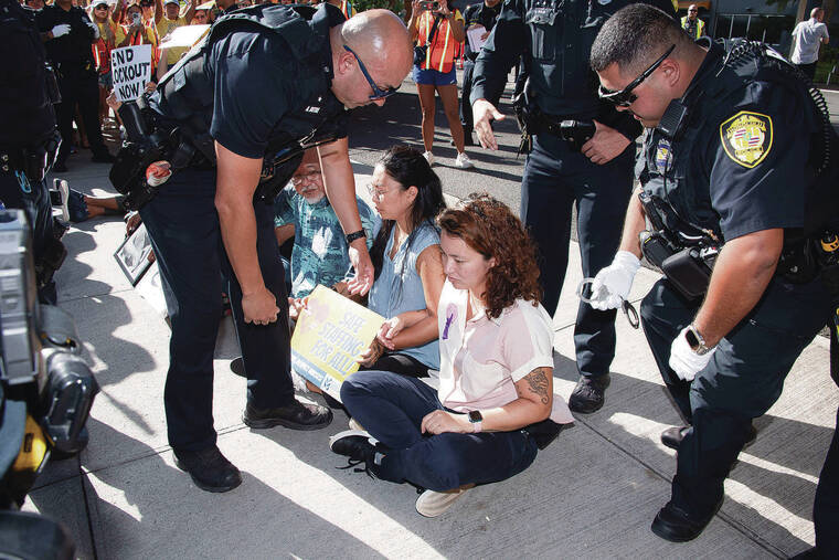 Police arrest 10 protesters during lockout in Kapi'olani