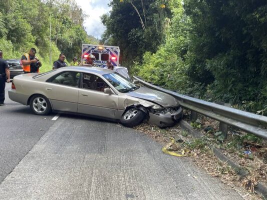 Woman hospitalized after solo crash on the Pali