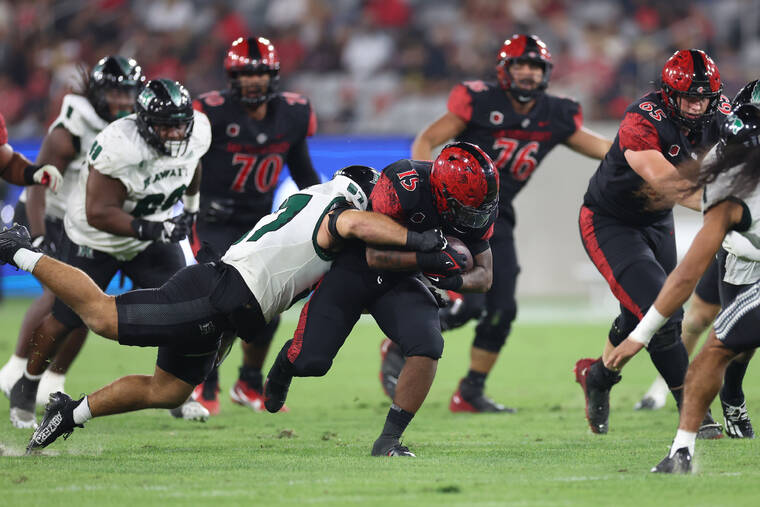 The Hawaii football team trails San Diego State 27-24