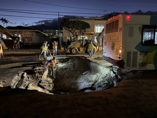 Maui Bus passengers exited safely after rear fell into sinkhole