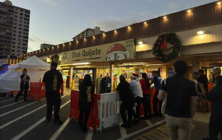 Police, first responders surround Honolulu supermarket amid barricade situation