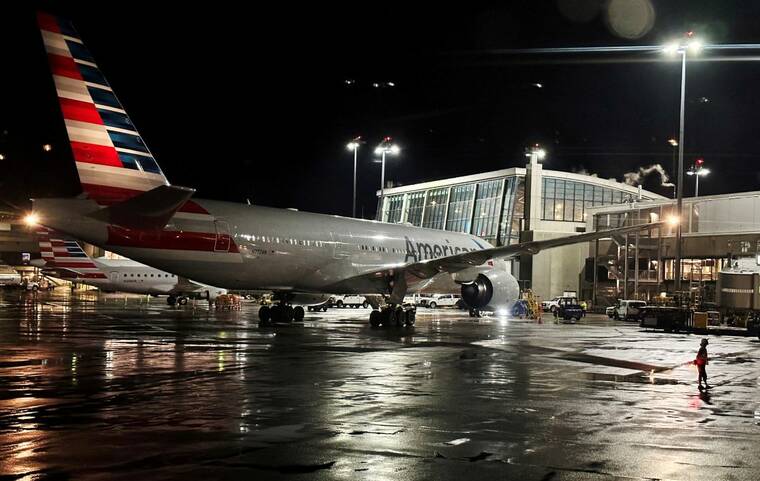 American Airlines resumes flights after brief grounding