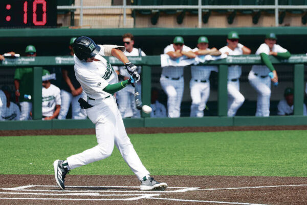 Hawaii baseball rallies for a sweep, runs streak to 14 straight home wins